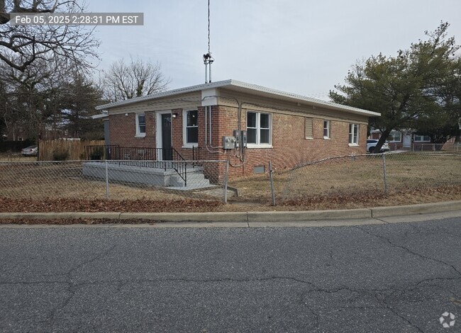 Building Photo - 423 Main St