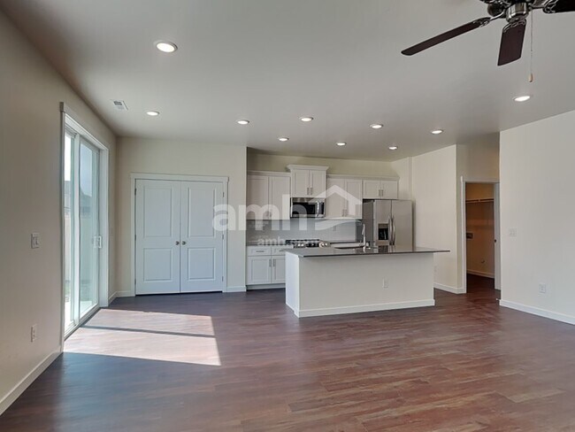 Foto del edificio - 1544 N Garnet Creek Ave