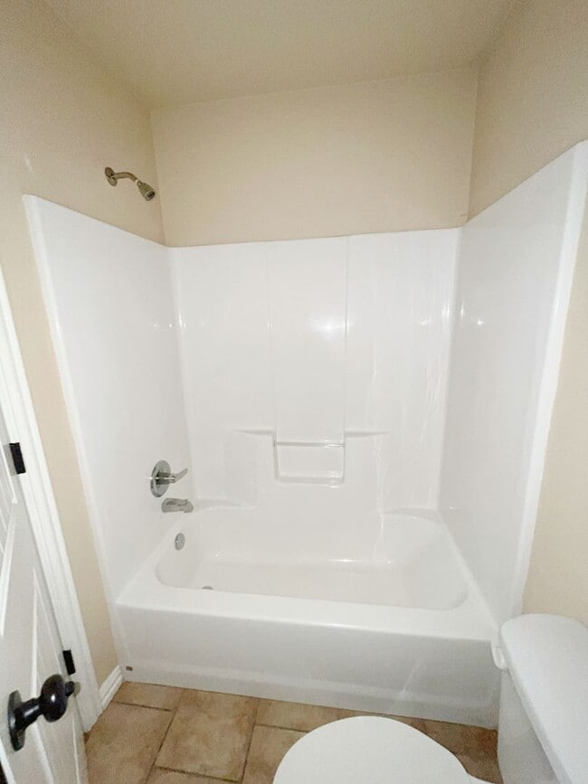 Building Photo - Charming 2bd 2ba in Silo School district
