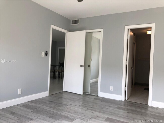 Foto del edificio - 1400 NE 57th Ct
