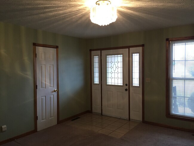 Living room - 582 W Hoewisher Rd