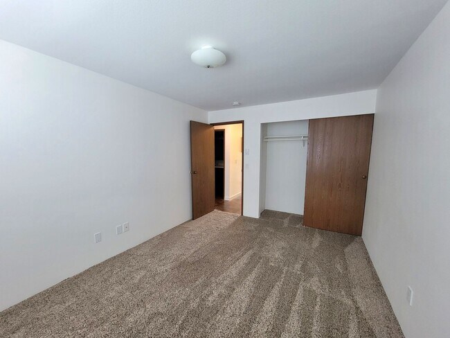 Building Photo - Bright and updated 2 bed condo with amazin...