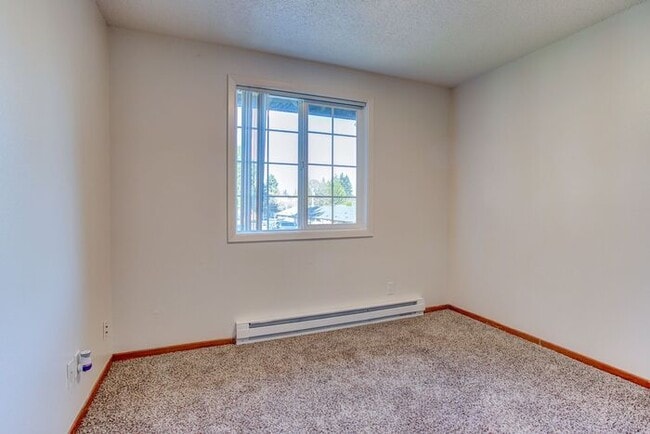 Building Photo - Spacious 3 bedroom 1.5 bath townhome Hillsboro!