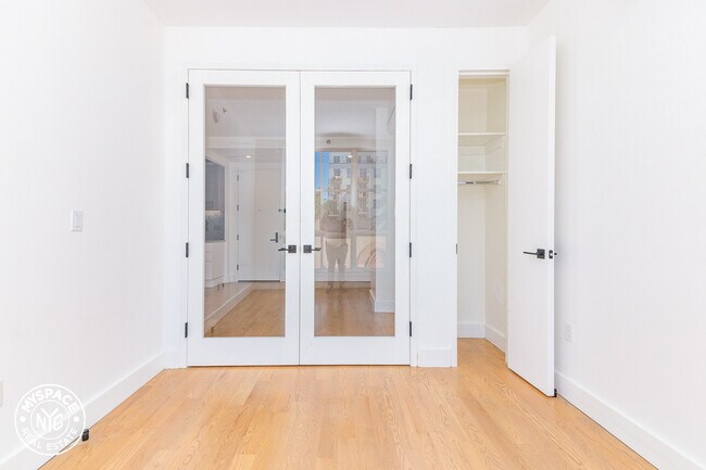 Building Photo - 824 Lexington Ave