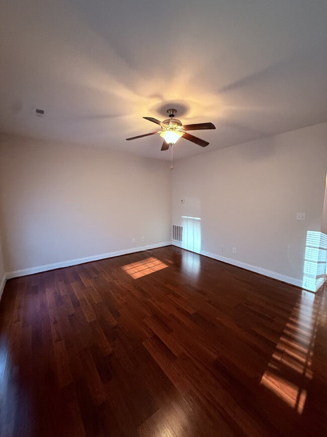 Building Photo - Pet Friendly 3 bedroom, 3 1/2 bathroom townhome in Crescentwood close to Liberty University and L...