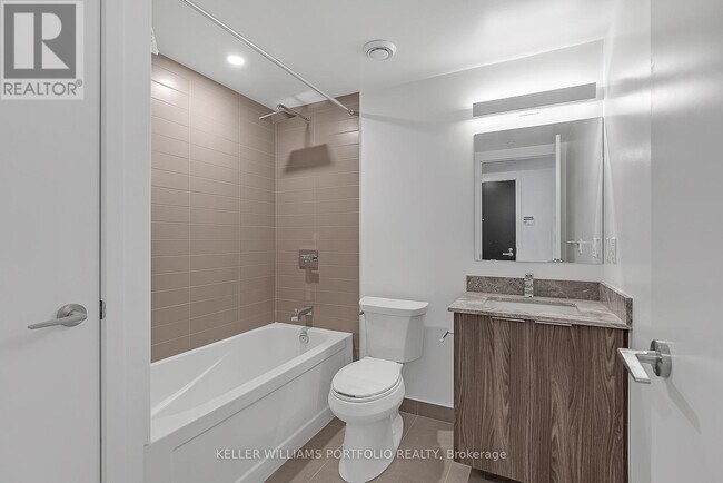 Building Photo - 501 Yonge St