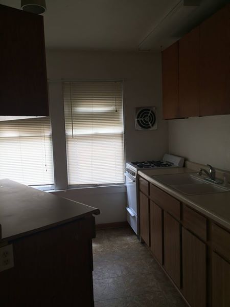 Building Photo - 1002 W 4th St