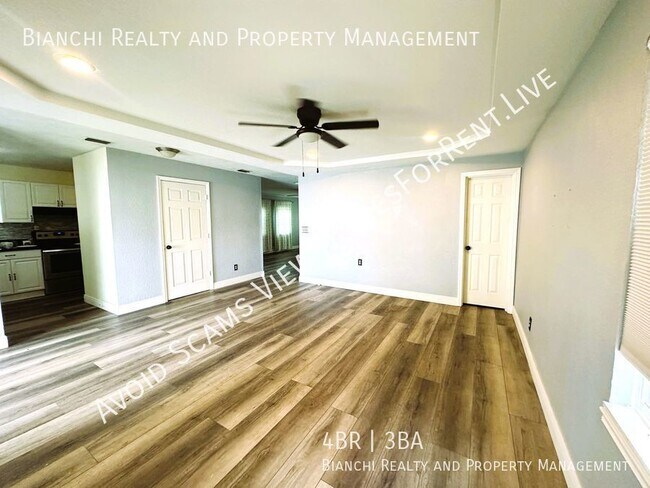 Building Photo - 4/2.5 St Pete Home, Easy Access to Downtow...