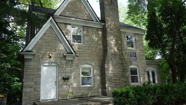 Building Photo - 706 N Washington St