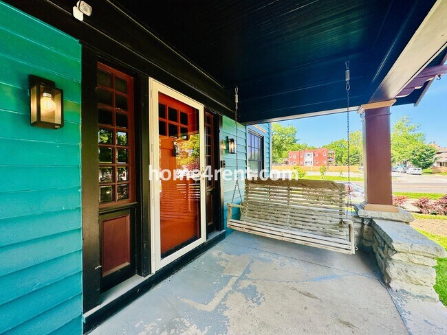 Building Photo - Beautiful, KCMO Home with Historic Charm, Updated Kitchen, Wood Floors and a Fenced Yard!