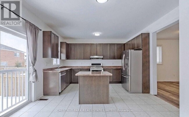 Building Photo - 808 O'Reilly Crescent