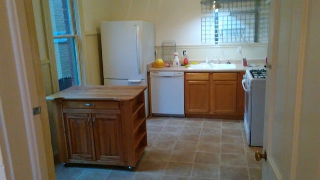 Kitchen 10 feet x 15 feet - 2141 Franklin St