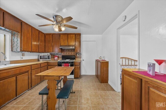 Building Photo - Charming Home w/2 Baths!