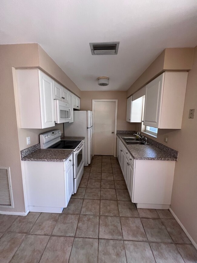 Foto del edificio - Charming 3-Bed, 2 Bath Home in Waterway Es...