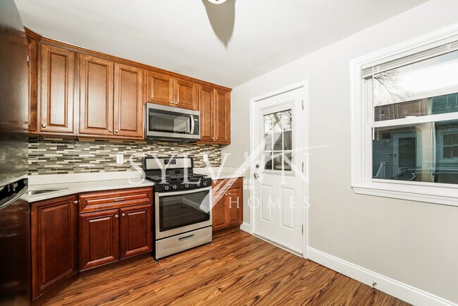 Foto del edificio - Prepare to fall in love with this 4 bedroo...