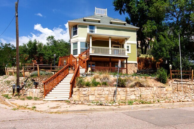 Foto del edificio - BEAUTIFUL 4 Bedroom West Side Victorian