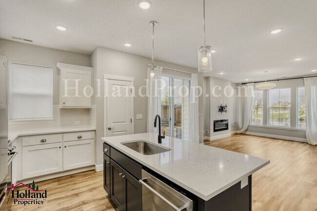 Building Photo - Warm, Welcoming Home With Modern Comforts Waiting for you! NOW at a SUPER PRICE of $2,695 plus a ...