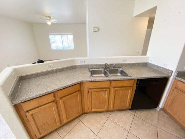 Building Photo - 3/BD 2/BA First-Floor Condo in Gated Commu...