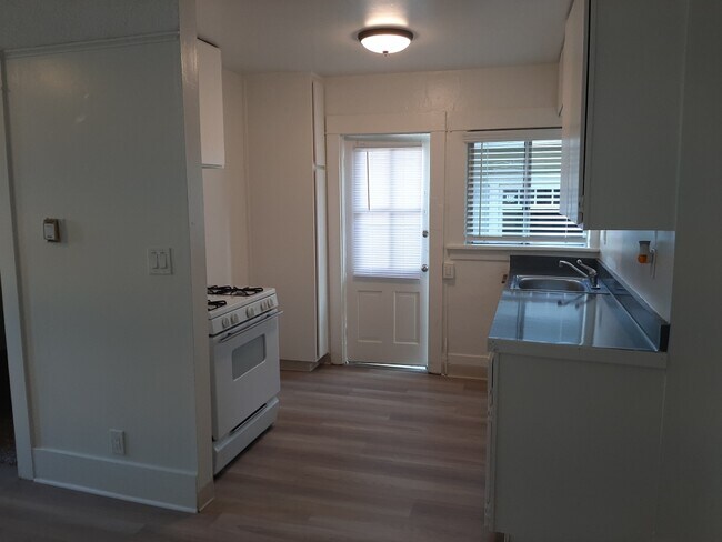 Foto del edificio - 676 Coronado Ave