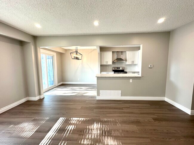 Photo du bâtiment - 215 Royal Salisbury Way