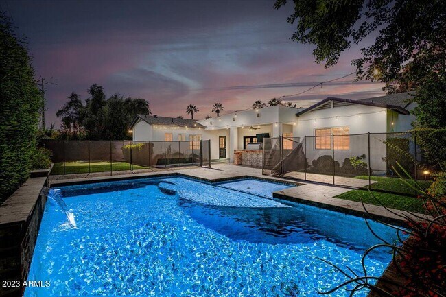 Foto del edificio - 3007 N 47th Pl