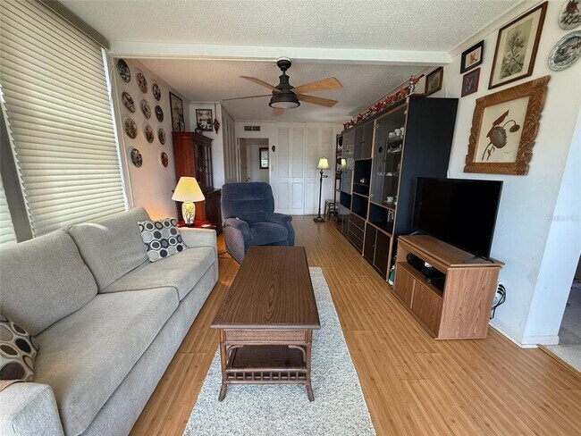 Foto del edificio - 7400 Sun Island Dr S