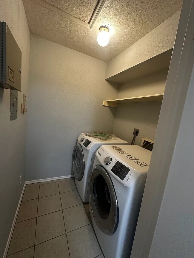 Building Photo - 9797 Leawood Blvd