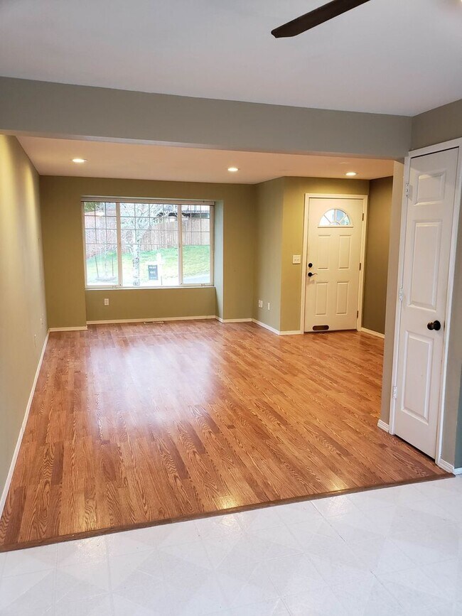 Foto del edificio - Beautiful Three Bedroom Centrally Located!