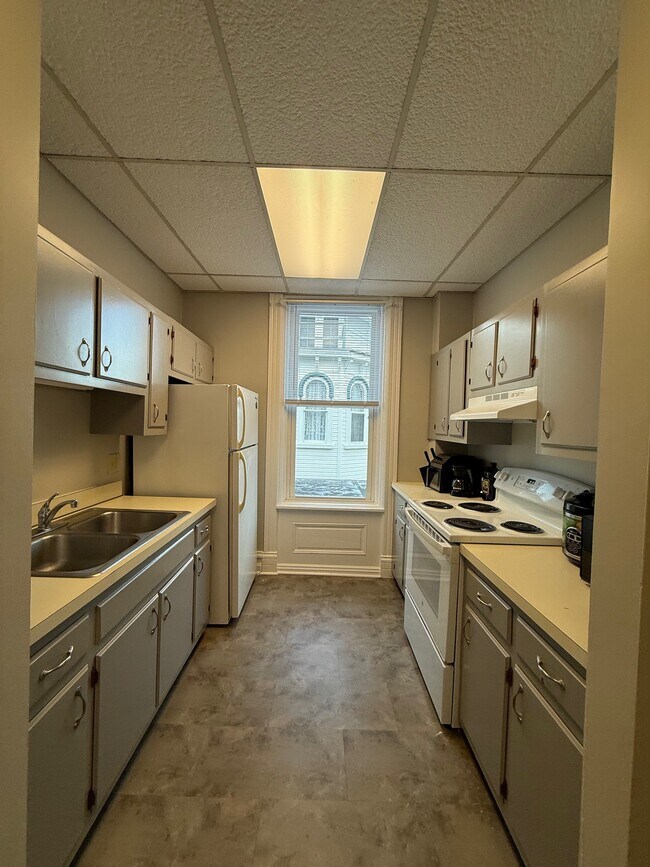 Cocina - 112 W Main St