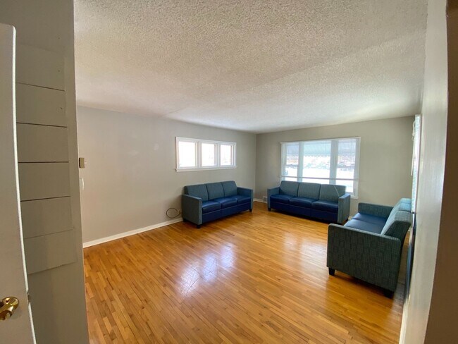Building Photo - 4 Bedroom House