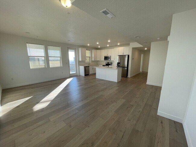 Building Photo - Luxury 3 Bedroom condo in New community!