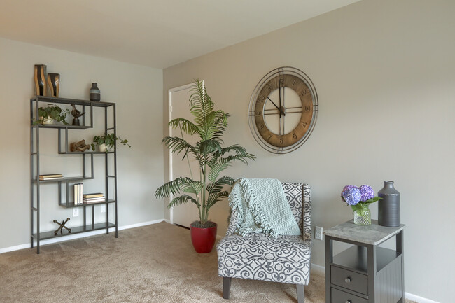 Living Area - Delbrook Manor Apartments