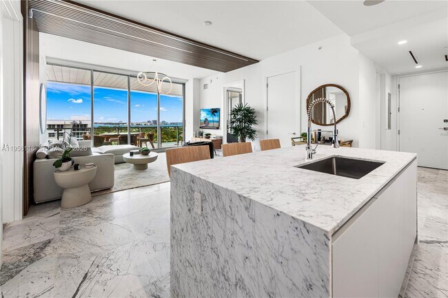 Foto del edificio - 5775 Collins Ave