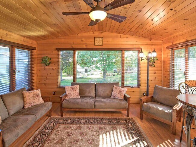 Foto del edificio - Elegant 2-Story has 4 BRs on Upper Level, Office, 2 Family Rooms, Fireplace & More!