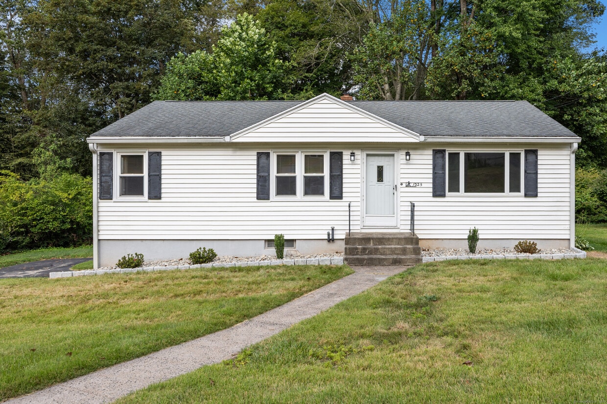Primary Photo - 1325 Avon Blvd