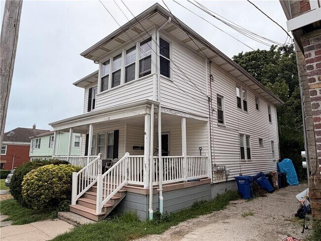 Foto del edificio - 10 Russell Ave