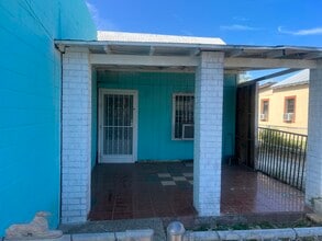 Building Photo - 1715 Benavides St