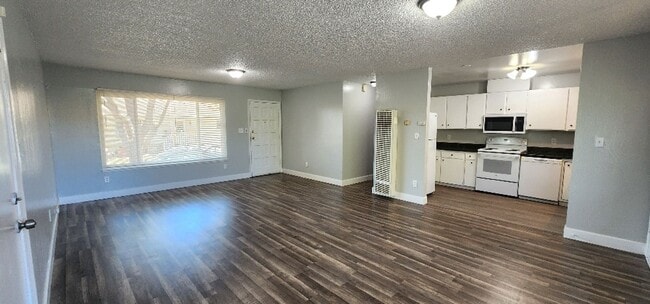 Building Photo - Completely Renovated 3 Bedroom 2 Full Bath...
