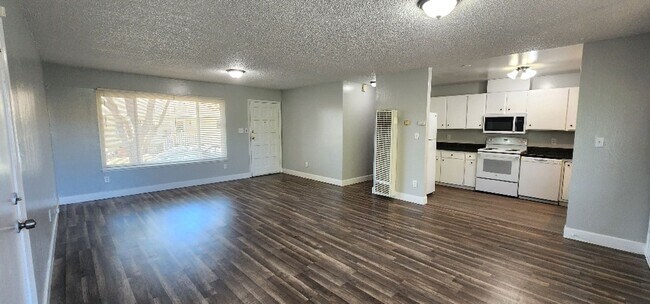 Foto del edificio - Completely Renovated 3 Bedroom 2 Full Bath...