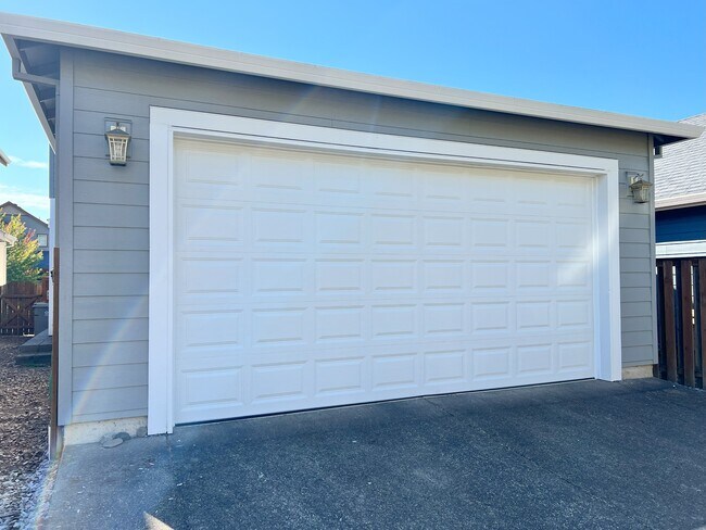 Building Photo - 3075 NW Flame Tree Ln