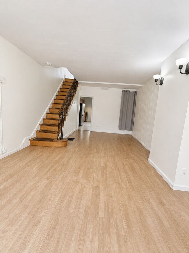 Foto del edificio - Spacious 3-Bedroom Home with In-Home Laundry