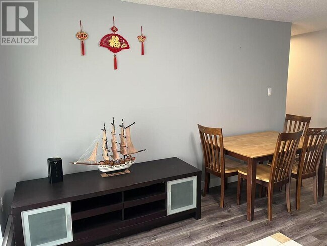 Photo du bâtiment - 8460-8460 Lansdowne Rd