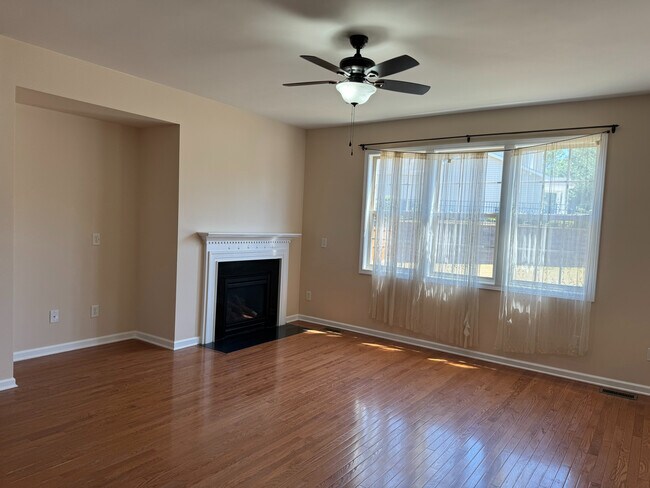 Foto del edificio - Room in Single Family Home on Kinsley Pl