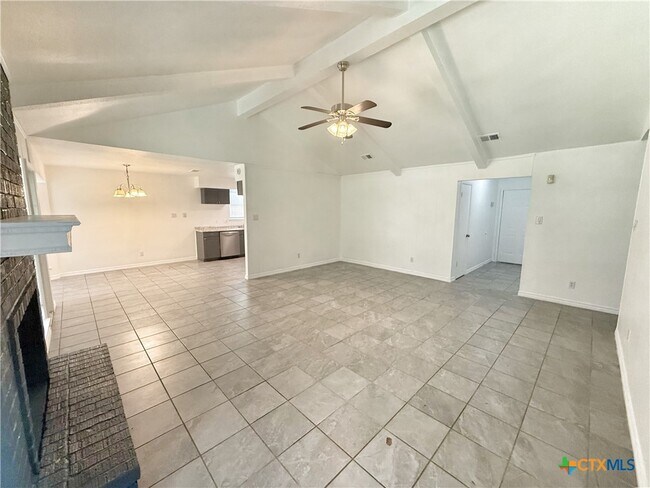 Foto del edificio - 912 Spring Hill Dr