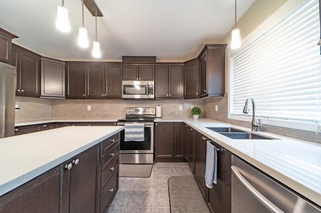 Photo du bâtiment - 20 Mercedes Rd