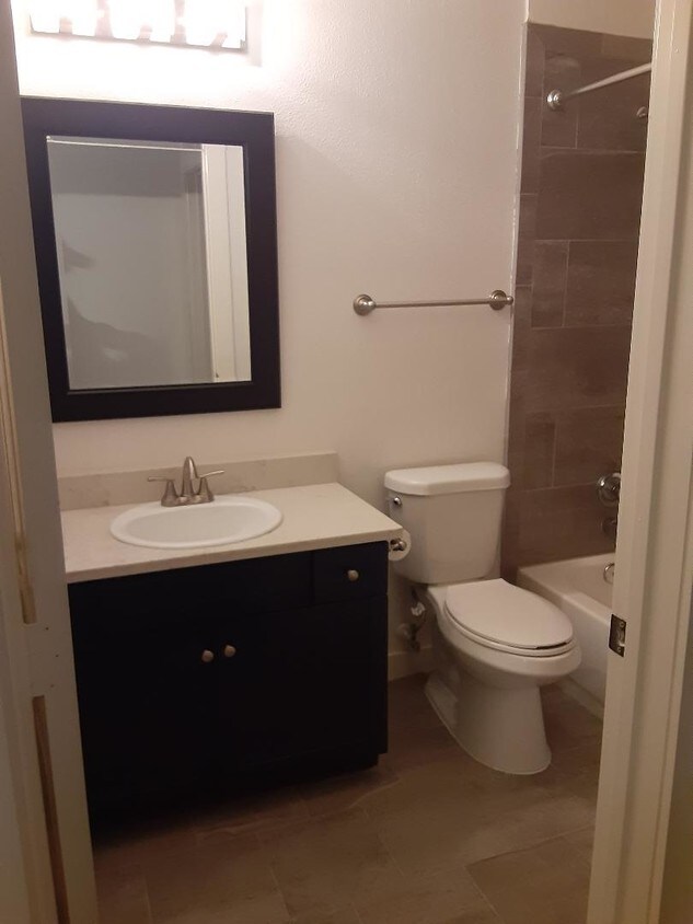 Foto del edificio - 1910 Bennett Ave