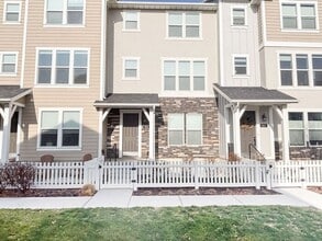 Building Photo - 818 E 975 N