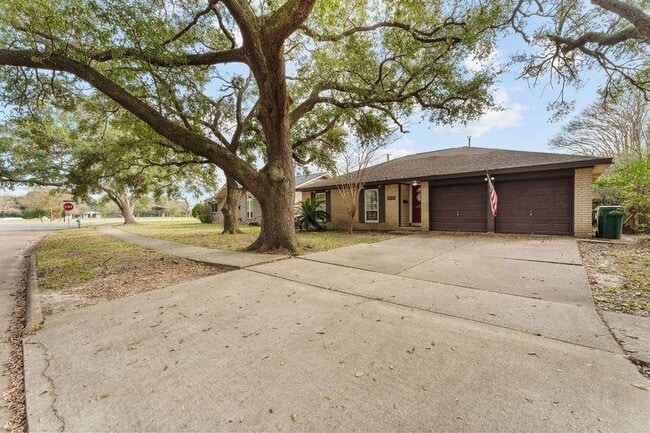 Building Photo - 1705 Capri Ln