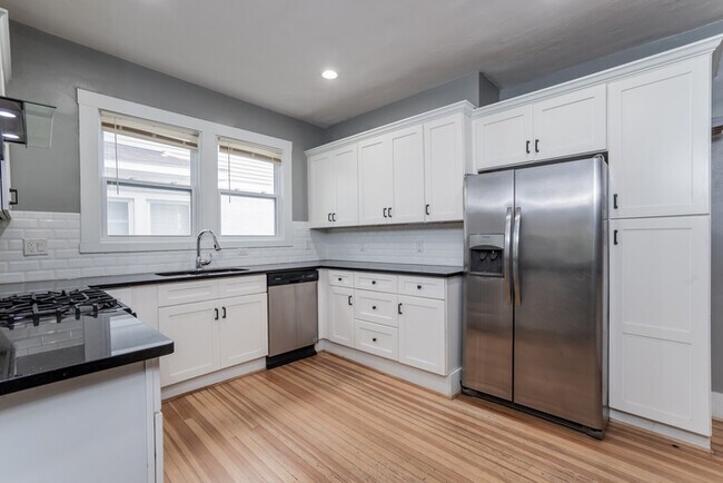 Building Photo - Fantastic 3bd/2ba home! Coming soon!