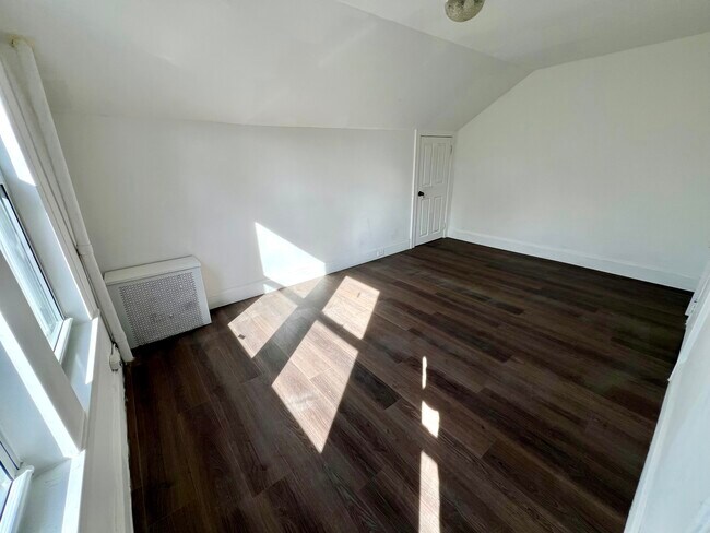 Foto del edificio - 9924 Ascan Ave